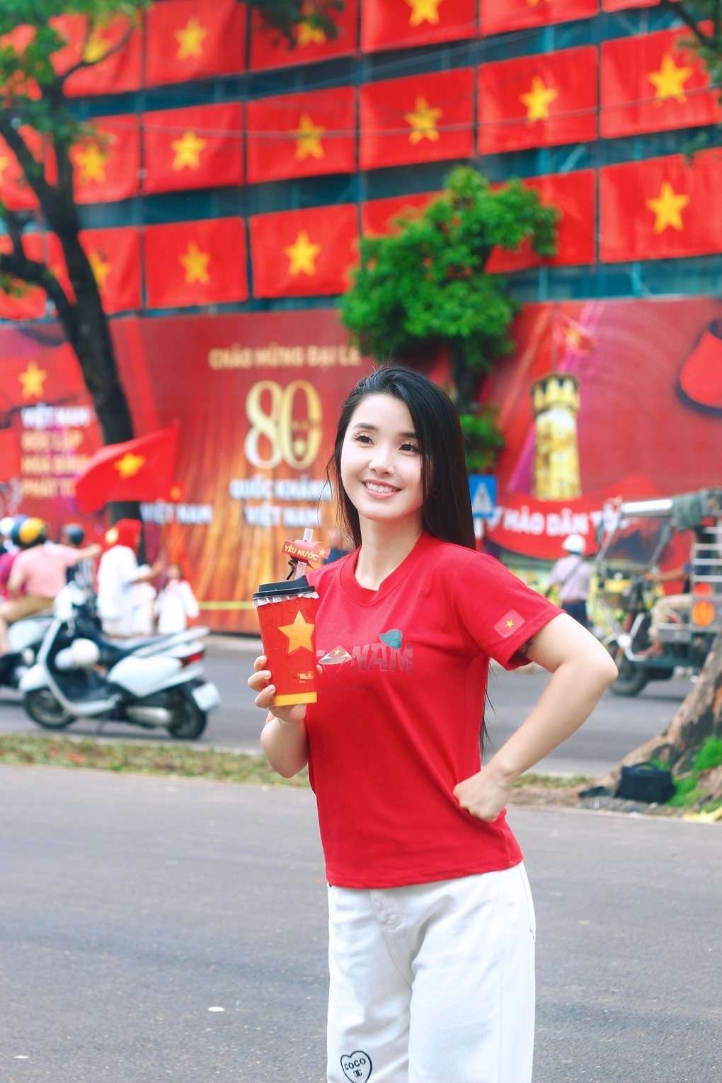អគារ Shark Jaw ដ៏អស្ចារ្យជាមួយនឹងទង់ក្រហម និងផ្កាយពណ៌លឿង ក្លាយជាកន្លែងឆែកឆេរដ៏ក្តៅគគុកនៅថ្ងៃទី 2-3 ខែកញ្ញា Toà Hàm cá mập rực rỡ cờ đỏ sao vàng thành điểm check-in gây sốt dịp 2/9 - 3