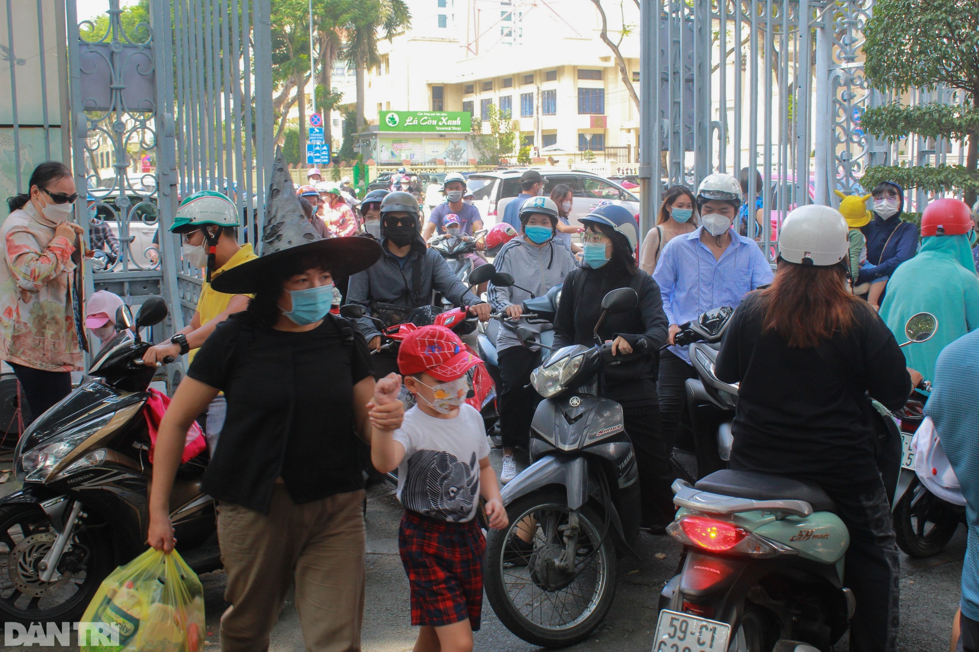 Người dân chen chân tham quan Thảo cầm viên Sài Gòn ngày cuối tuần - 1 Người dân chen chân tham quan Thảo cầm viên Sài Gòn ngày cuối tuần - 1