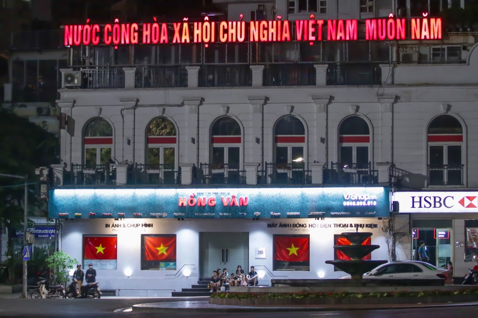 Hà Nội: Đường phố lặng lẽ trong đêm cuối cách ly toàn xã hội - 1 Hà Nội: Đường phố lặng lẽ trong đêm cuối cách ly toàn xã hội - 1