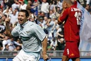 Lazio thắng AS Roma đầy kịch tính, Milan vững bước