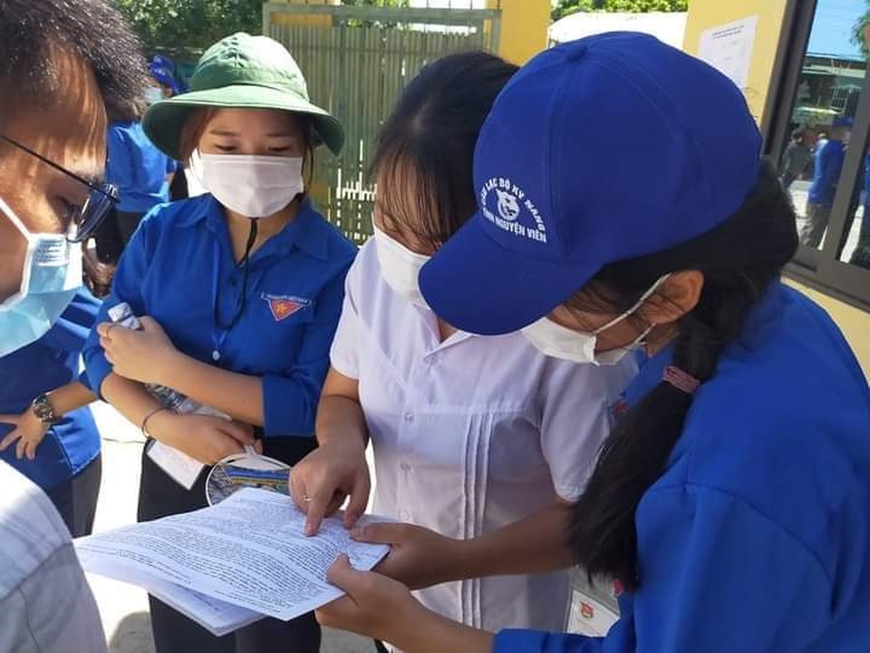Hà Tĩnh: Hình ảnh đáng nhớ về tình nguyện viên trong kỳ thi tốt nghiệp THPT - 11 Hà Tĩnh: Hình ảnh đáng nhớ về tình nguyện viên trong kỳ thi tốt nghiệp THPT - 11