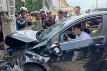 Tài xế ôm vô lăng nhún nhảy sau khi tông hàng loạt ô tô, xe máy