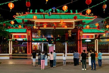 Lễ hội lớn nhất Đông Nam Bộ đóng cửa, người dân đứng ngoài chùa cầu an