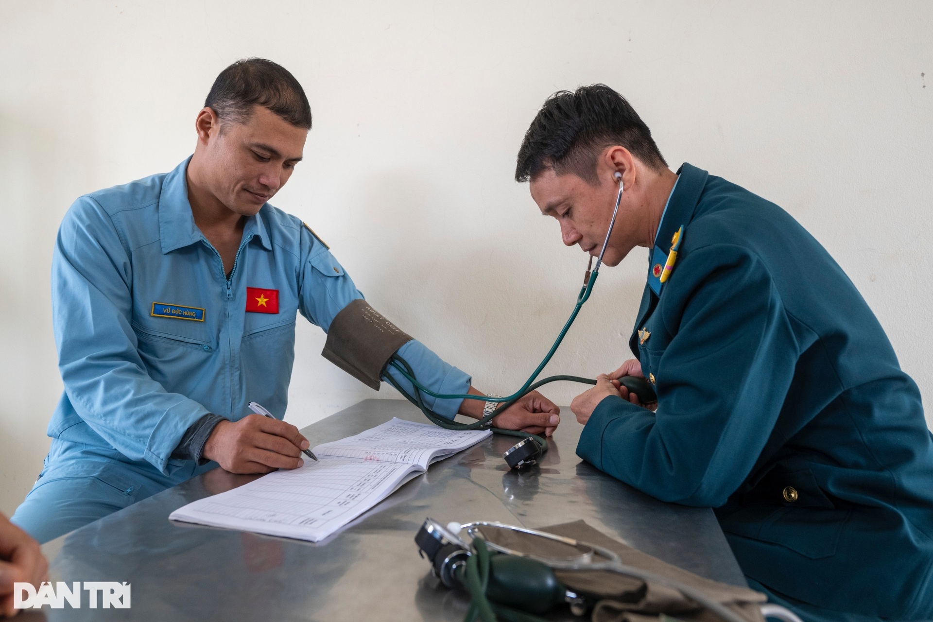 Những phi công huấn luyện hổ mang chúa SU-30MK2 tại Triển lãm Quốc phòng - 5 Những phi công huấn luyện hổ mang chúa SU-30MK2 tại Triển lãm Quốc phòng - 5