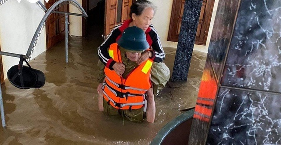 Chủ tịch xã qua đời vì nhiễm trùng sau nhiều ngày dầm lũ giúp dân - 1 Chủ tịch xã qua đời vì nhiễm trùng sau nhiều ngày dầm lũ giúp dân - 1