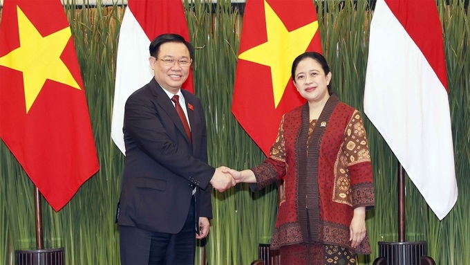 Chủ tịch Quốc hội Vương Đình Huệ và Chủ tịch Hạ viện Indonesia Puan Maharani chụp ảnh chung.