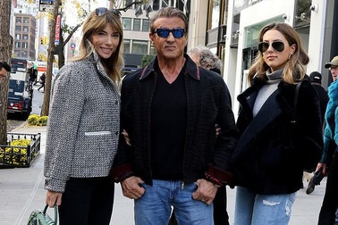 "Rambo" Sylvester Stallone phong độ ra phố cùng vợ trẻ, con xinh