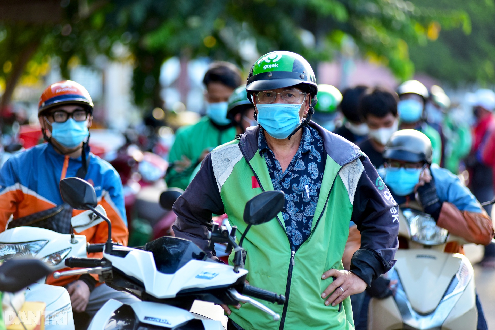 Shipper ở TPHCM xếp hàng dài cả trăm mét dọc 2 tuyến đường chờ xét nghiệm - 3