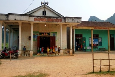 Thiếu phòng học, cô trò phải “tá túc” ở nhà văn hóa thôn