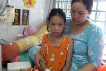 Xót xa cảnh bé gái đau đớn gọi: Mẹ ơi cứu con!