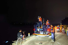 300 người tìm kiếm thiếu niên bị lũ cuốn trong đêm