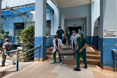 Nén đau đớn, cha mẹ hiến tạng của con trai chết não cứu 4 người