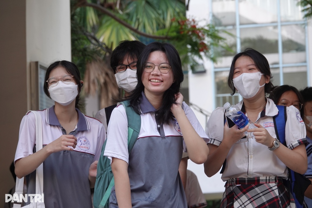 TPHCM: Phụ huynh lựa người hợp vía để đưa con đi thi vào lớp 10 - 2 TPHCM: Phụ huynh lựa người hợp vía để đưa con đi thi vào lớp 10 - 2