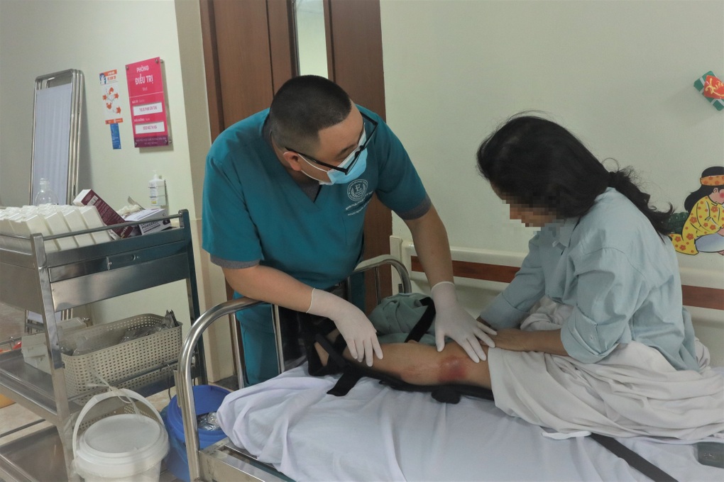 Vụ tai nạn ô tô đâm 17 xe máy: 8 bệnh nhân đang điều trị, 1 ca phải thở máy - 3 Vụ tai nạn ô tô đâm 17 xe máy: 8 bệnh nhân đang điều trị, 1 ca phải thở máy - 3