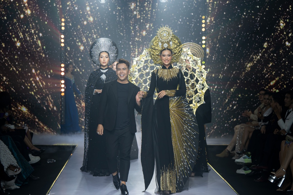 Đằng sau việc Hoa hậu Thiên Ân đội mấn mạ vàng và khung hơn 15kg để catwalk - 1 Đằng sau việc Hoa hậu Thiên Ân đội mấn mạ vàng và khung hơn 15kg để catwalk - 1