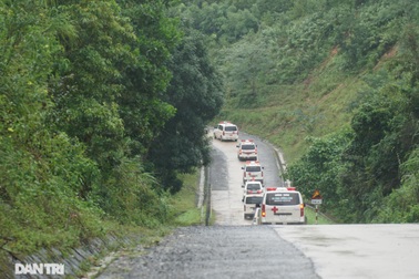 Những chuyến xe cứu thương từ khu sạt lở ở Sư đoàn 337