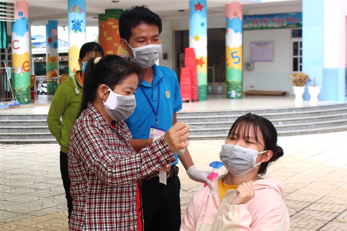 Công nhân bị trừ 4,5 triệu tiền xét nghiệm: Vì sao chọn nơi giá cắt cổ? - 1 Công nhân bị trừ 4,5 triệu tiền xét nghiệm: Vì sao chọn nơi giá cắt cổ? - 1