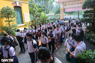 "Sĩ tử" TPHCM xếp hàng dài chờ làm thủ tục vào kỳ thi lớp 10 năm 2022
