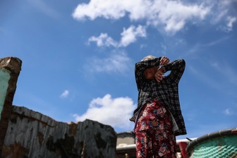 Trở về sau bão, người mẹ miền Trung khóc hết nước mắt vì nhà không còn