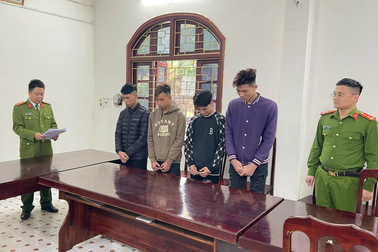 Khởi tố 4 "quái xế" ném vỏ chai vào người đi đường