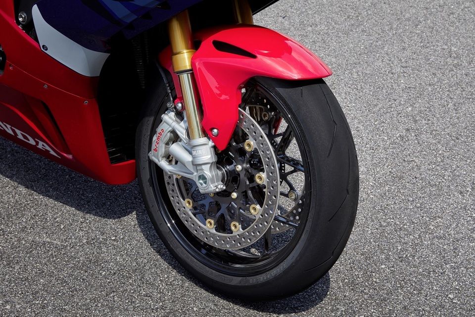 Motor chạy 299km/h trên Đại lộ Thăng Long có giá khoảng 1 tỷ đồng - 5 Motor chạy 299km/h trên Đại lộ Thăng Long có giá khoảng 1 tỷ đồng - 5