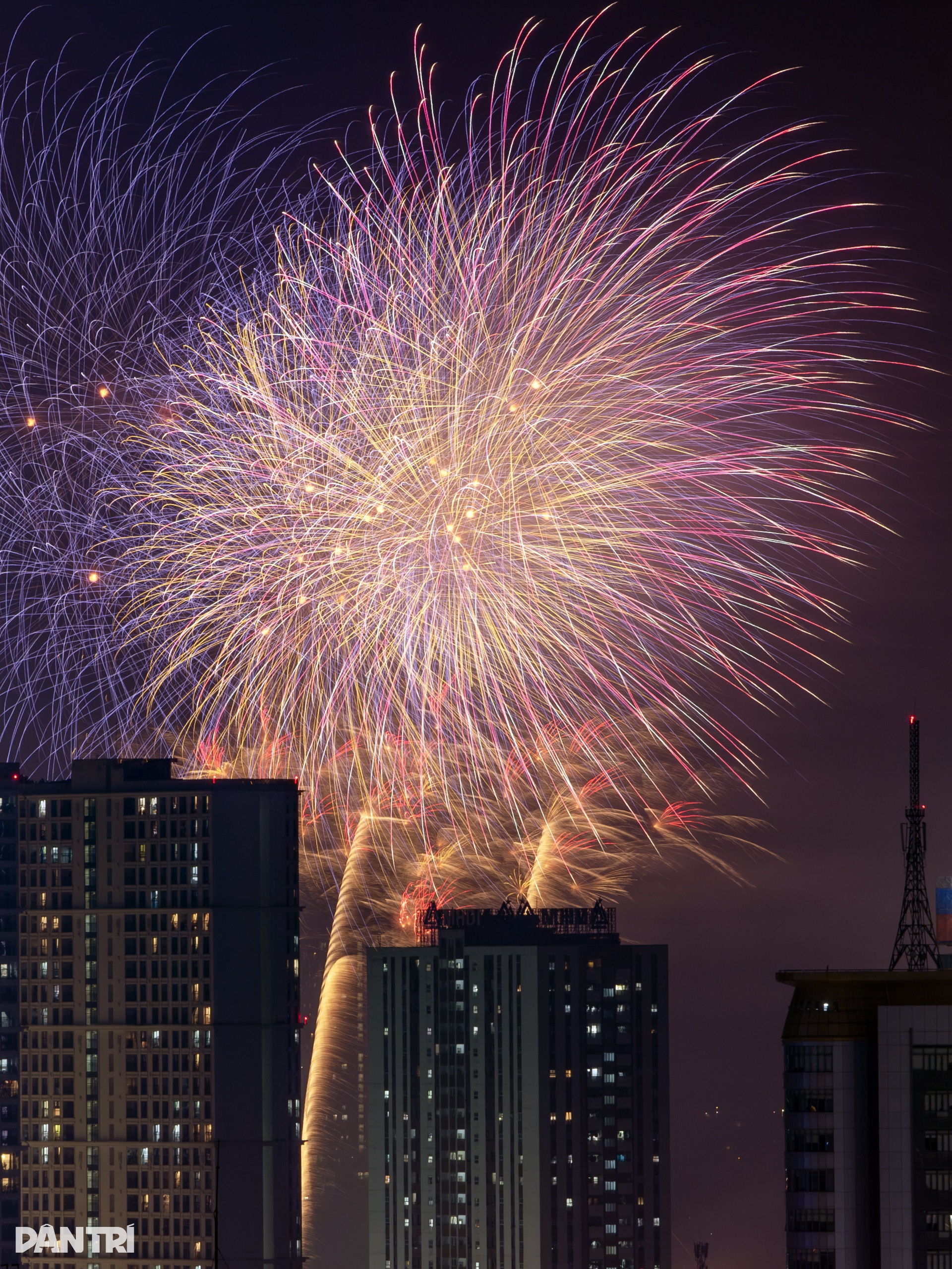 Pháo hoa rực sáng bầu trời Hà Nội chào mừng lễ kỷ niệm 30/4 - 2 Pháo hoa rực sáng bầu trời Hà Nội chào mừng lễ kỷ niệm 30/4 - 2