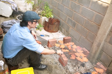 Vợ chồng đạo diễn Dustin Nguyễn "xắn tay" nấu cơm cho trẻ mồ côi