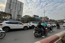 Hà Nội: Bốn ô tô đâm liên hoàn trên cầu vượt ngã tư Vọng