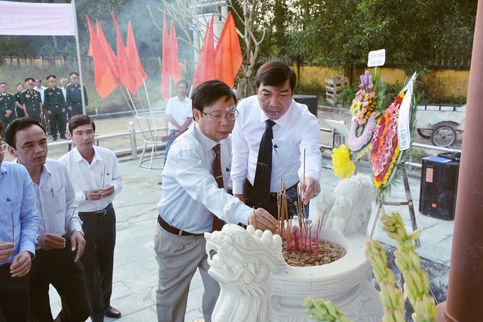 Lãnh đạo sở LĐ-TB&XH dâng hương tại Lễ khánh thành Bia tưởng niệm các liệt sĩ hy sinh năm 1968