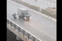 Tài xế xe tải và hành động đẹp trong cơn mưa lớn được dân mạng ca ngợi