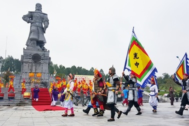 Tái hiện Nguyễn Huệ lên ngôi Hoàng đế, xuất quân đánh ngoại xâm