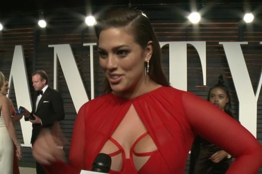 Ashley Graham khoe ngực căng đầy