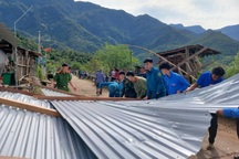 Mưa lớn kèm gió, lốc giật tung mái nhà 15 hộ dân xã biên giới