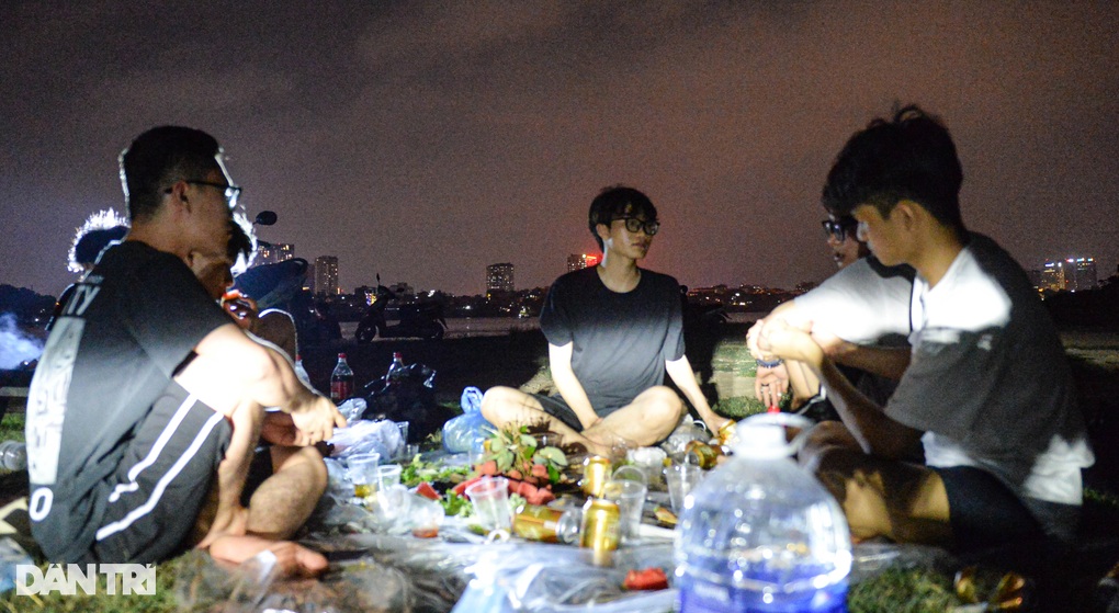 Hà Nội: Người dân đổ ra trung tâm thương mại, bãi sông Hồng tránh nóng - 7 Hà Nội: Người dân đổ ra trung tâm thương mại, bãi sông Hồng tránh nóng - 7