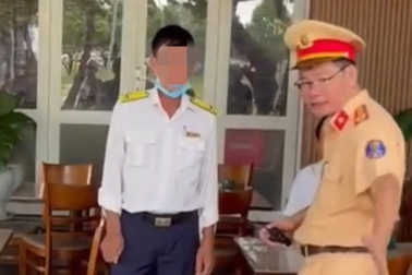 Kỷ luật cảnh cáo cán bộ chi cục thuế dọa quăng ly nước vào mặt CSGT