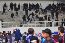 Vừa bị FIFA trừng phạt, bóng đá Indonesia xảy ra bạo loạn kinh hoàng