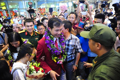 “Biển người” chào đón xạ thủ Hoàng Xuân Vinh tại sân bay Nội Bài