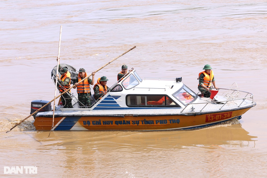 Phát hiện thi thể nam giới trên sông Hồng, cách cầu Phong Châu 9km - 1