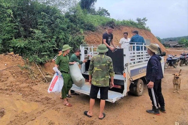 Đất trên đồi sạt lở gây sập tường nhà, di dời khẩn cấp gia đình 5 người - 2