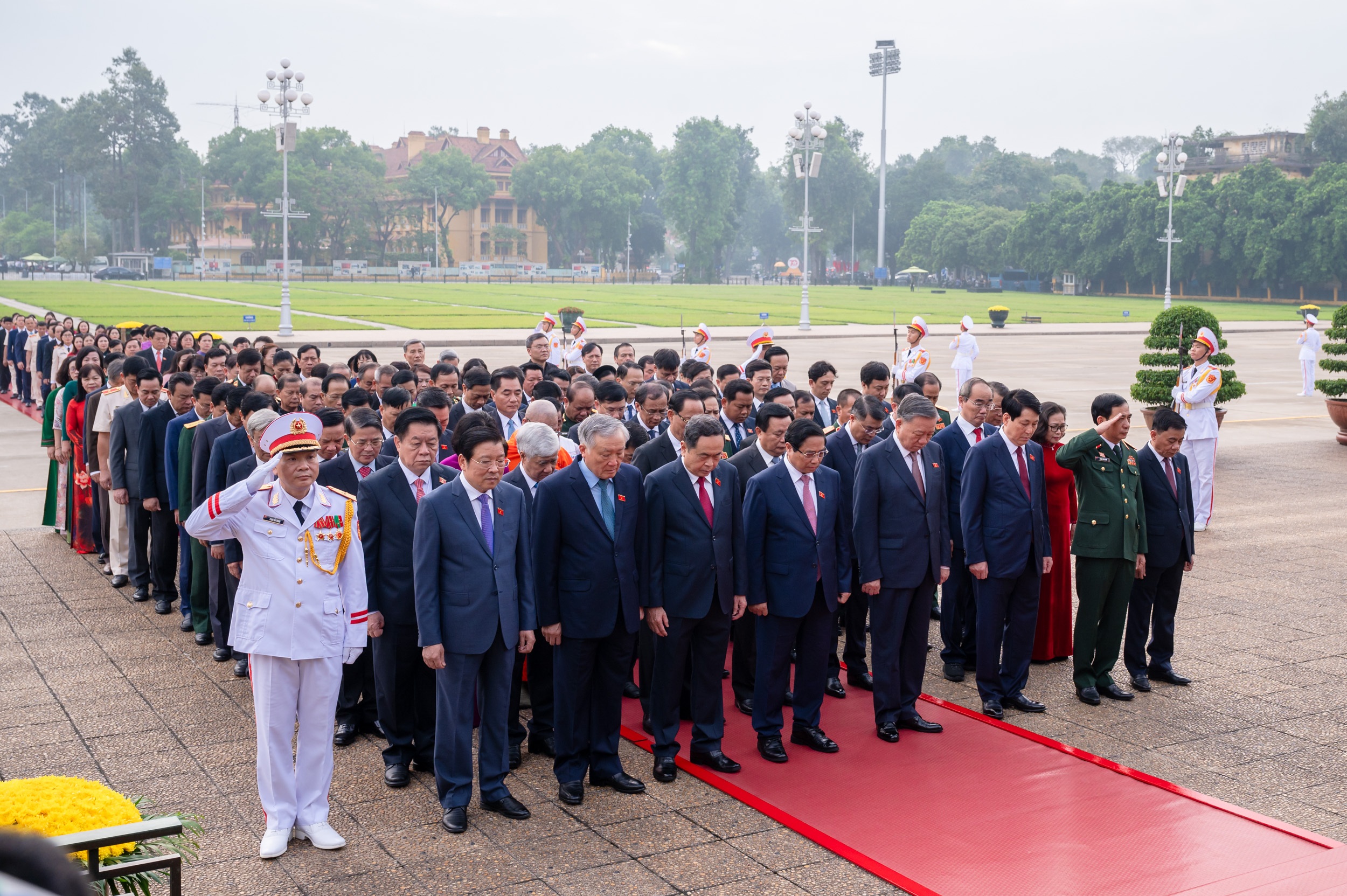 View - Lãnh đạo Đảng, Nhà nước và các ĐBQH vào Lăng viếng Chủ tịch Hồ Chí Minh | Báo Dân trí