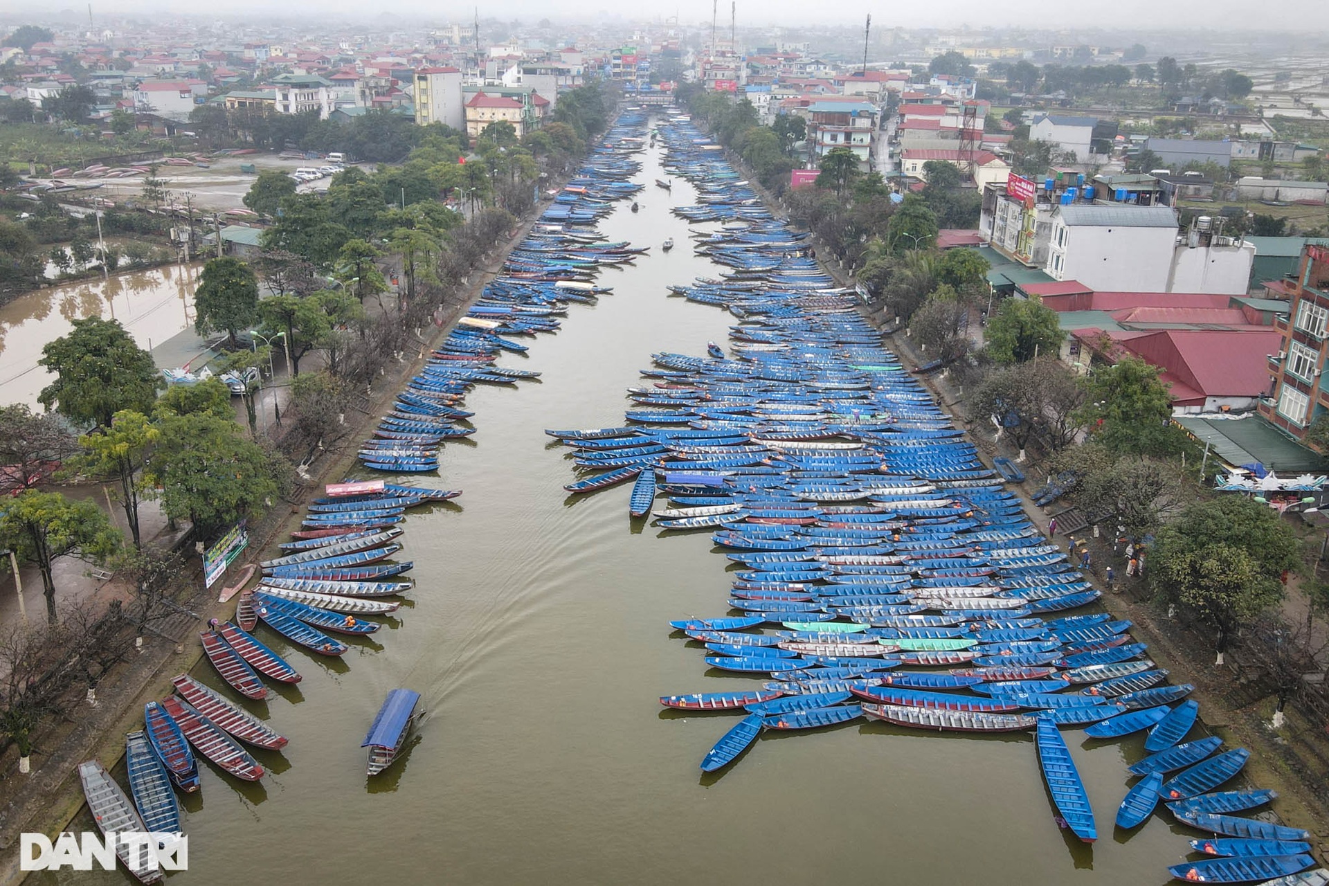 Hàng nghìn du khách trẩy hội chùa Hương trong ngày mở cửa thí điểm - 1 Hàng nghìn du khách trẩy hội chùa Hương trong ngày mở cửa thí điểm - 1