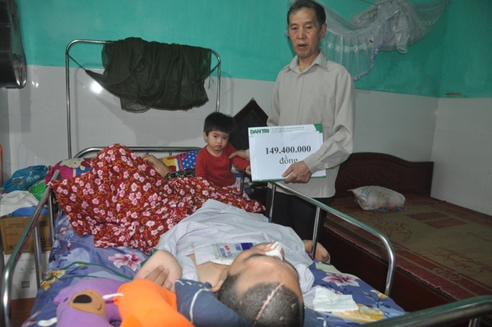 Bạn đọc Dân trí giúp đỡ người đàn ông sống thực vật gần 150 triệu đồng - 2 Bạn đọc Dân trí giúp đỡ người đàn ông sống thực vật gần 150 triệu đồng - 2