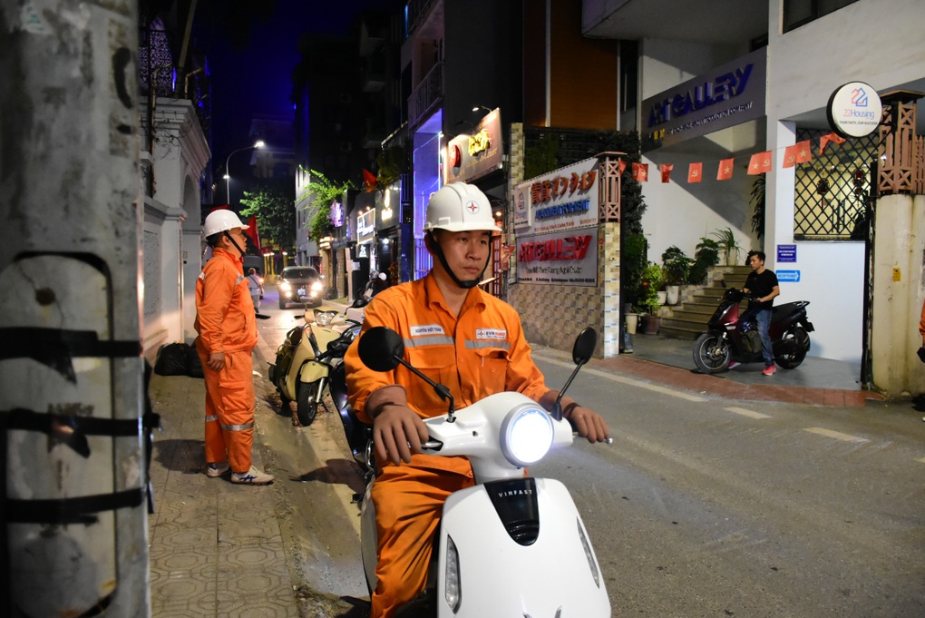 EVNHANOI bảo đảm cung ứng điện ổn định cho người dân trong mùa nóng kéo dài - 8