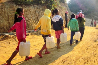 Nhiều trường học ở vùng cao thiếu nước sinh hoạt