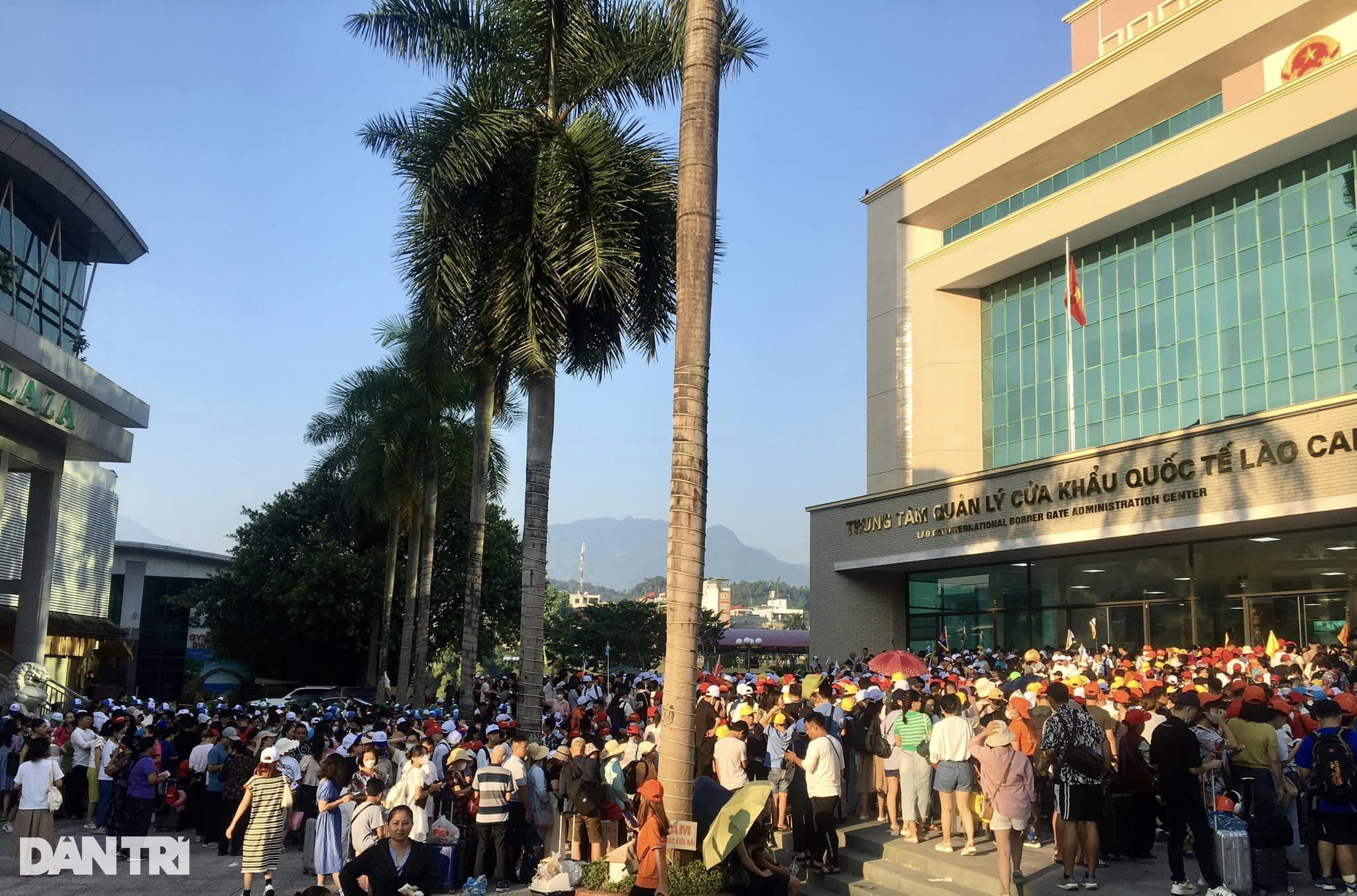 Nghỉ lễ, hàng nghìn người xếp hàng qua cửa khẩu Lào Cai sang Trung Quốc - 5 Nghỉ lễ, hàng nghìn người xếp hàng qua cửa khẩu Lào Cai sang Trung Quốc - 5
