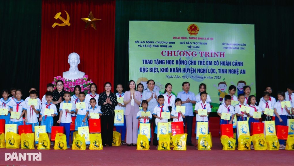 Trẻ em nghèo, hoàn cảnh khó khăn nhận học bổng, xe đạp đến trường - 7 Trẻ em nghèo, hoàn cảnh khó khăn nhận học bổng, xe đạp đến trường - 7