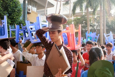 Đội ghế, xếp hàng thi môn năng khiếu vào ĐH Kiến trúc