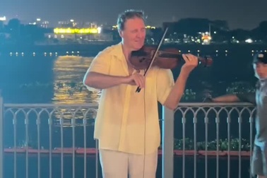 Khách Tây chơi đàn bài "Nối vòng tay lớn" ở bến Bạch Đằng gây sốt