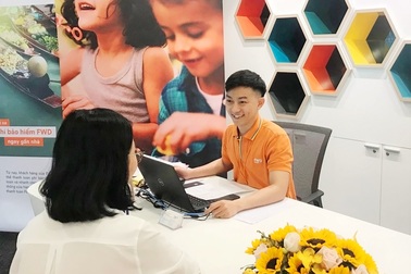 Bảo hiểm FWD cho phép khách hàng rút tiền 24/7