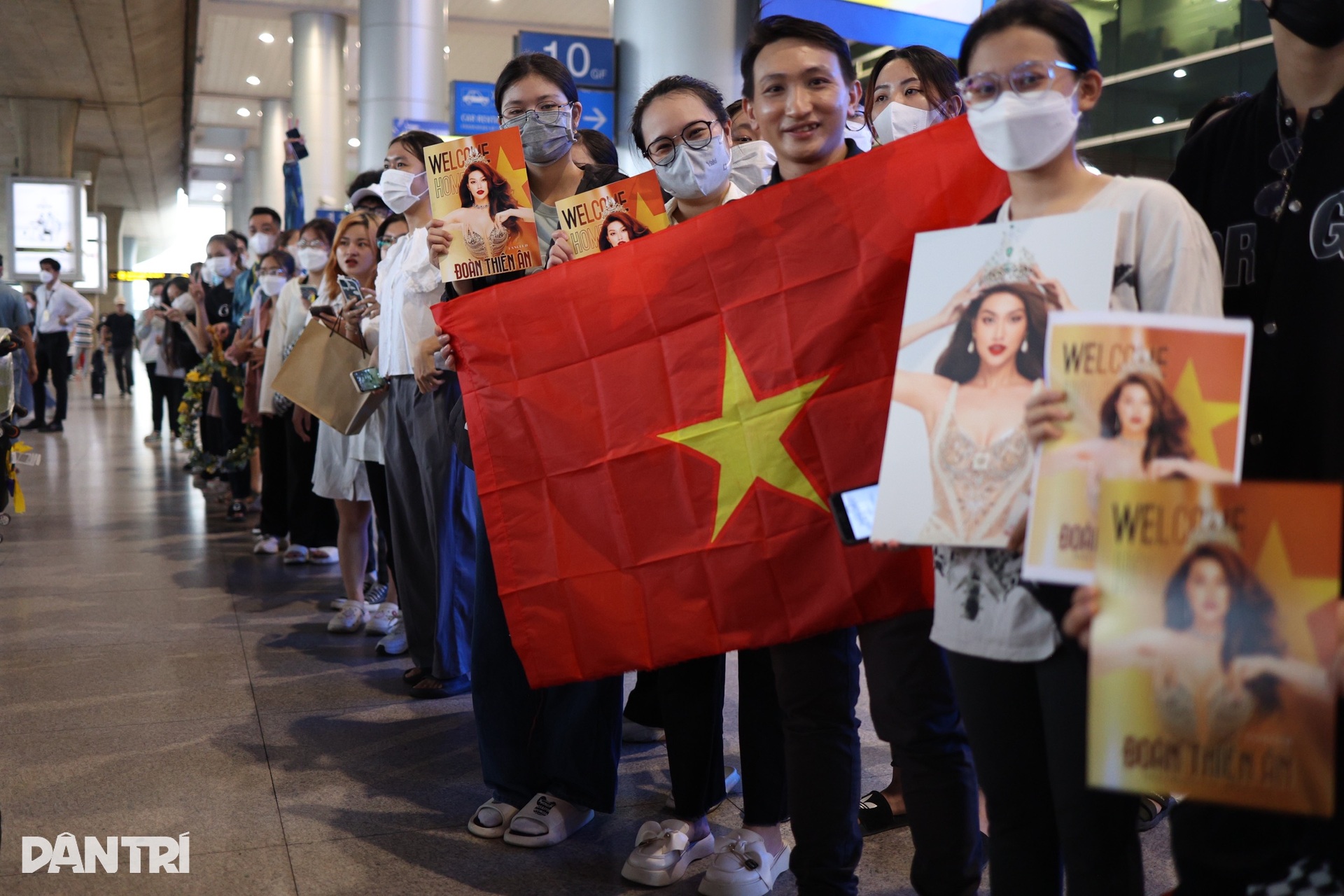 Đoàn Thiên Ân bật khóc khi hàng trăm người vây kín tại sân bay ngày về nước - 3 Đoàn Thiên Ân bật khóc khi hàng trăm người vây kín tại sân bay ngày về nước - 3